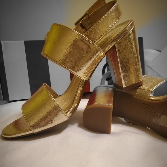 Timeless strappy silhouette block heel. SIZE 6M - Picture 3 of 6